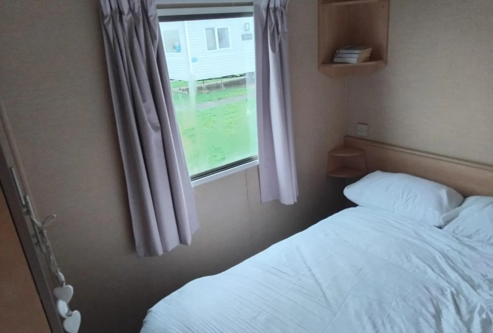 Ash Close 64- Blue Dolphin Heaven - Budget Caravan Gristhorpe Holiday park